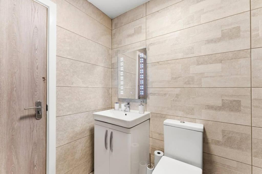 Modern Spacious Three Bedrooms With Private Garden كارديف المظهر الخارجي الصورة